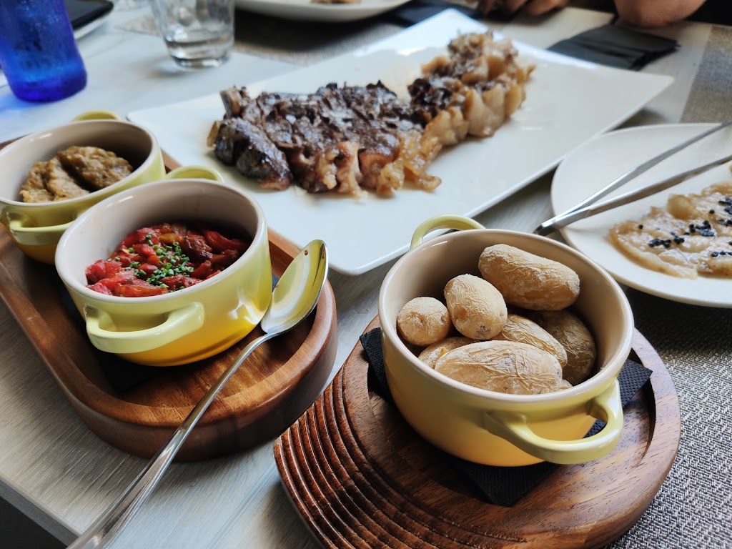 El Txoco de Luis Salinero: Restaurante en Puerto Banus — Comida y bebida