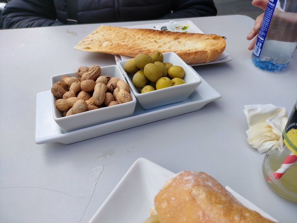 Local Parada — Comida y bebida