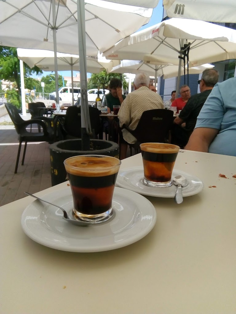 Bar Ausias ED — Comida y bebida