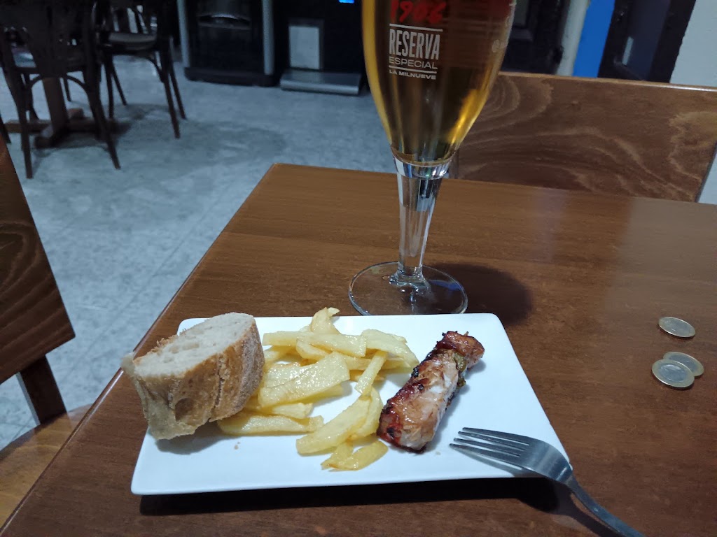 Cafe-Bar Los Guajes — Comida y bebida