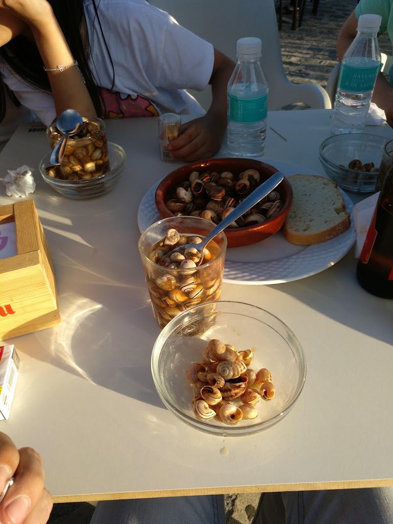 Cafeteria Caracoles La Salchi — Comida y bebida