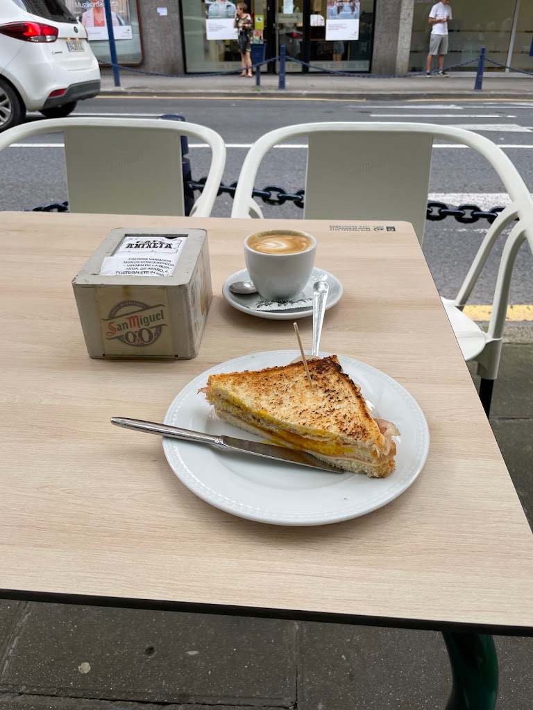 Cafe Antxeta — Comida y bebida