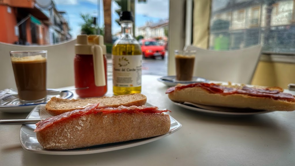 Cafe Bar Lucios — Comida y bebida