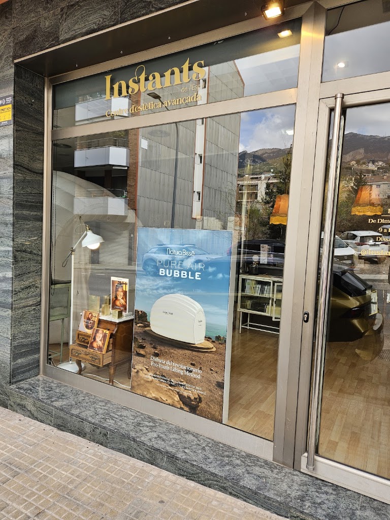 Instants de l'espill — Exterior