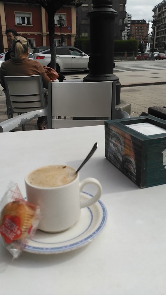 CAFE FORUM - OVIEDO — Comida y bebida