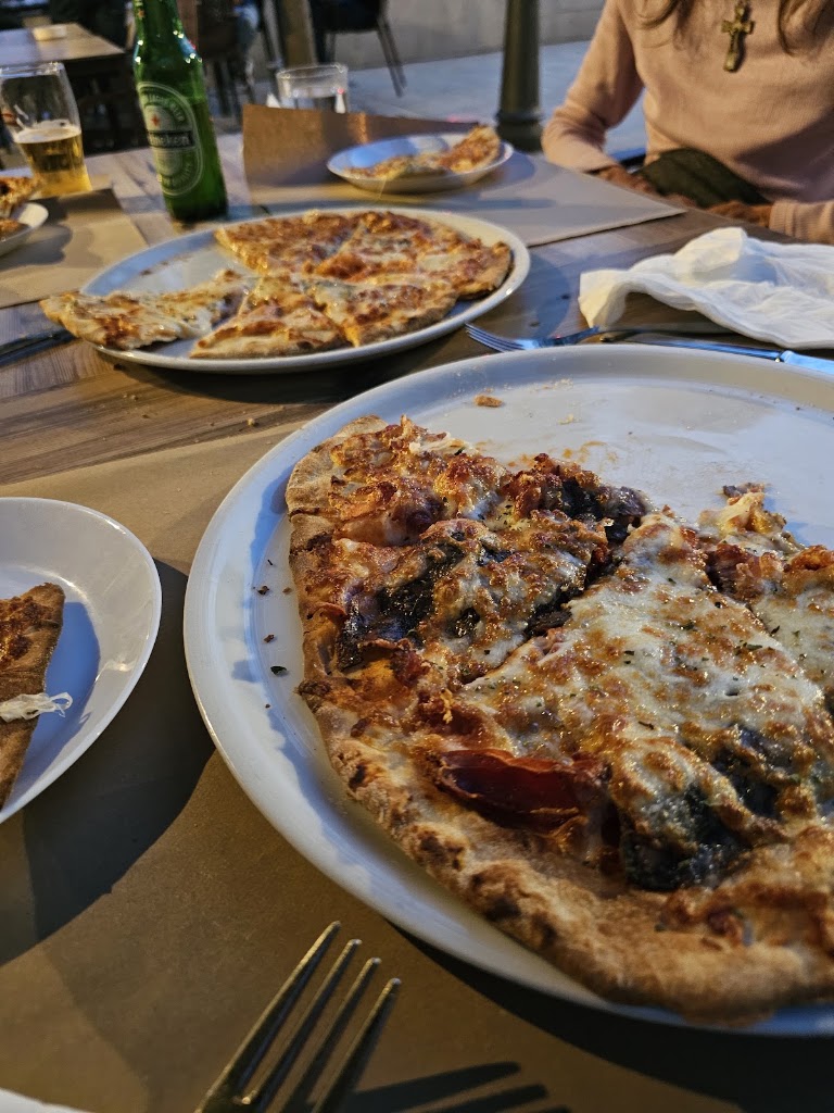 Restaurante Pizzeria Central — Comida y bebida