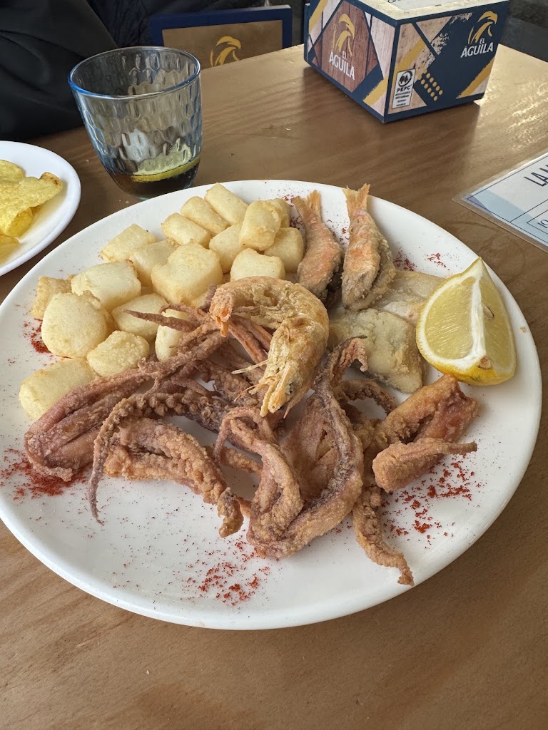 La Mar Sala Freiduria — Comida y bebida