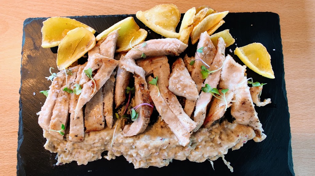 Pizzeria Gastrobar Marina Beach — Comida y bebida