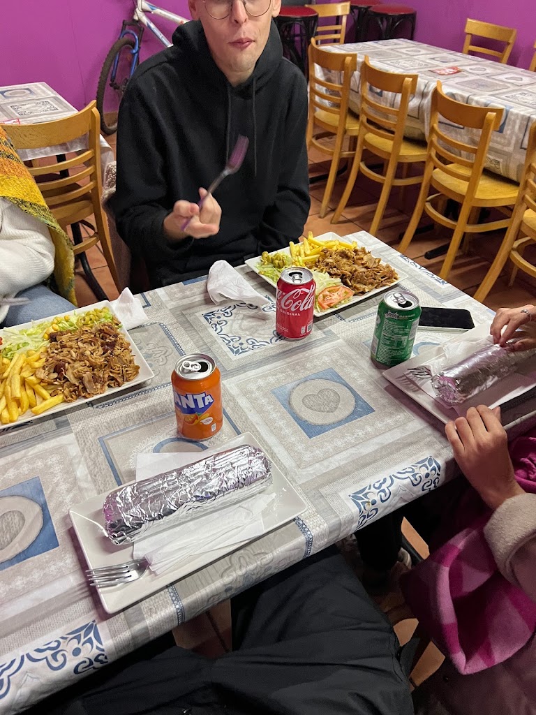 Catalunya Pizzeria y Kebab — Comida y bebida