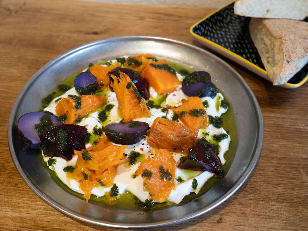 Dissident Bar — Comida y bebida