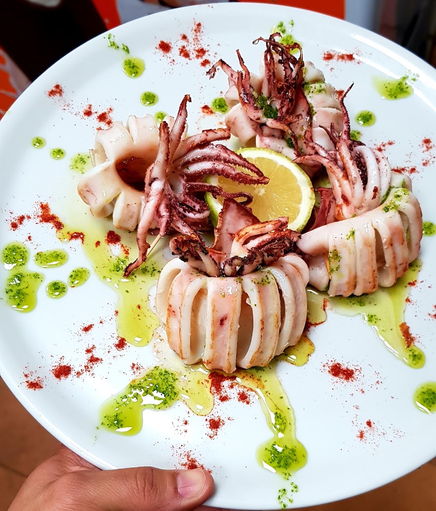 Cerveceria Taperia El Barrio — Comida y bebida