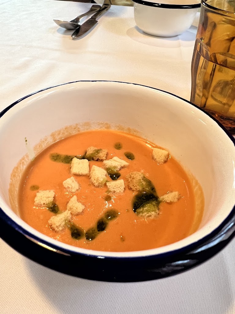 El Montanes — Comida y bebida