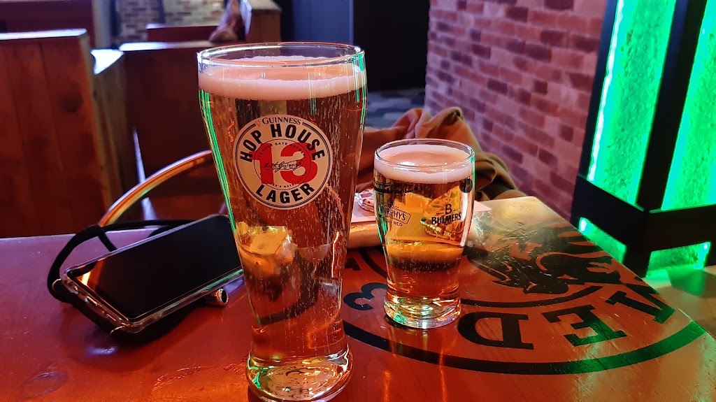 Med 23 Pub — Comida y bebida