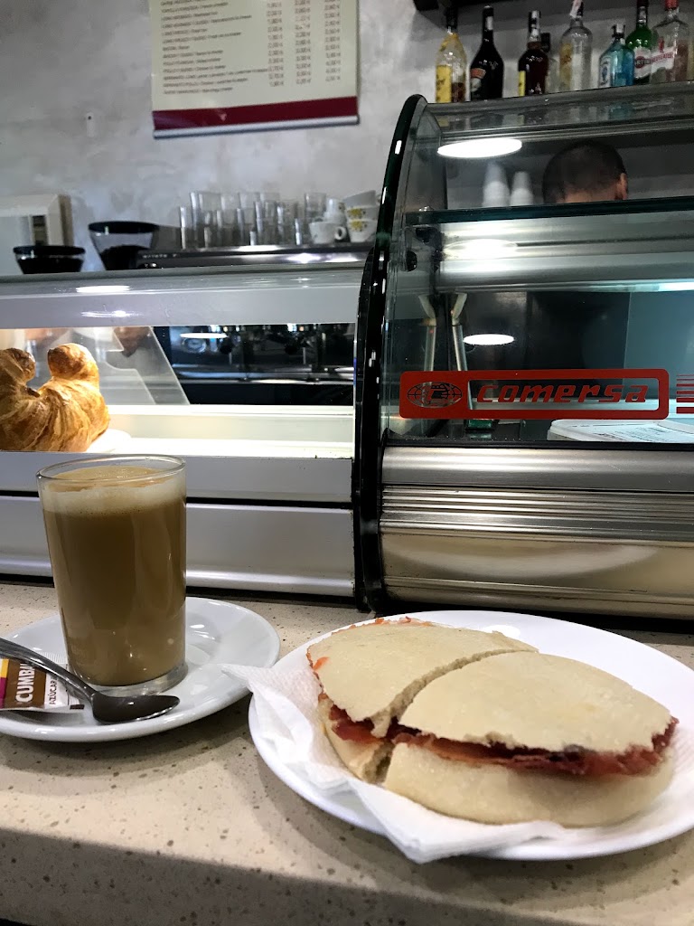 Cafeteria Litoral/Carmelo — Comida y bebida