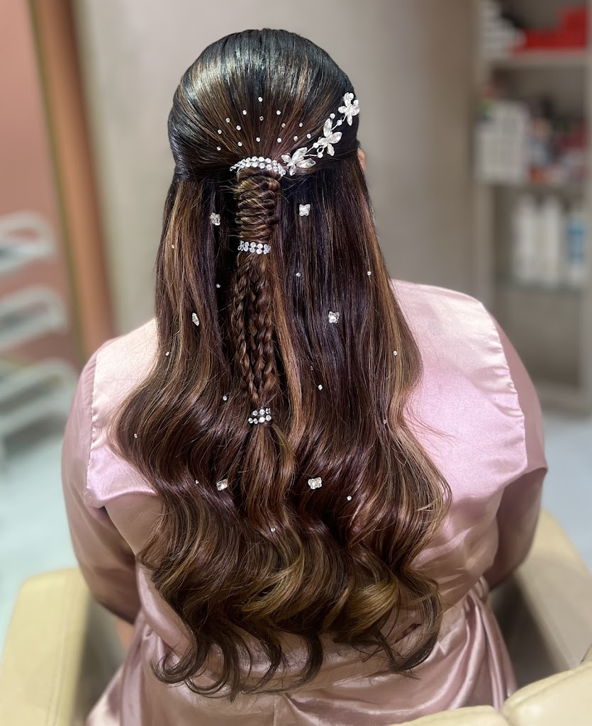 Florra Unisex Studio In Bodakdev