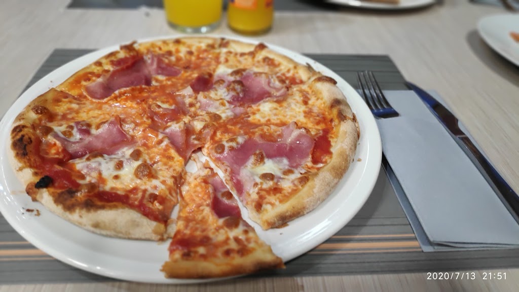 Pizzeria Luna Bianca — Comida y bebida