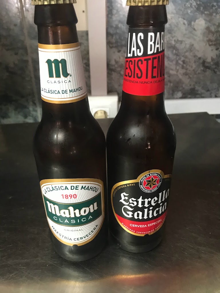 Chaplin's Pub — Comida y bebida