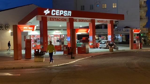 Estacion de servicio Cepsa — Surtidor de combustible