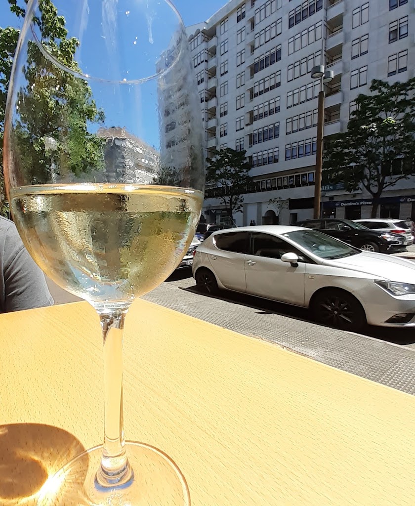 Bar Avenida Larrain — Comida y bebida