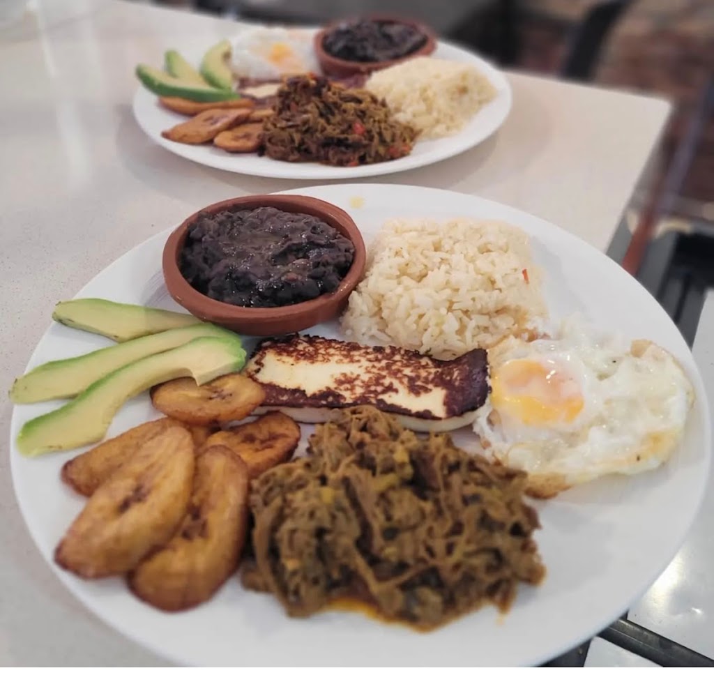 Restaurante La Araujana — Comida y bebida