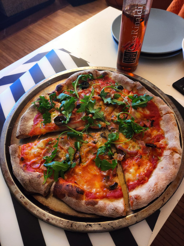 Pizzeria Victoria — Comida y bebida