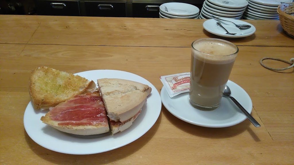 Cafeteria La Campana — Comida y bebida