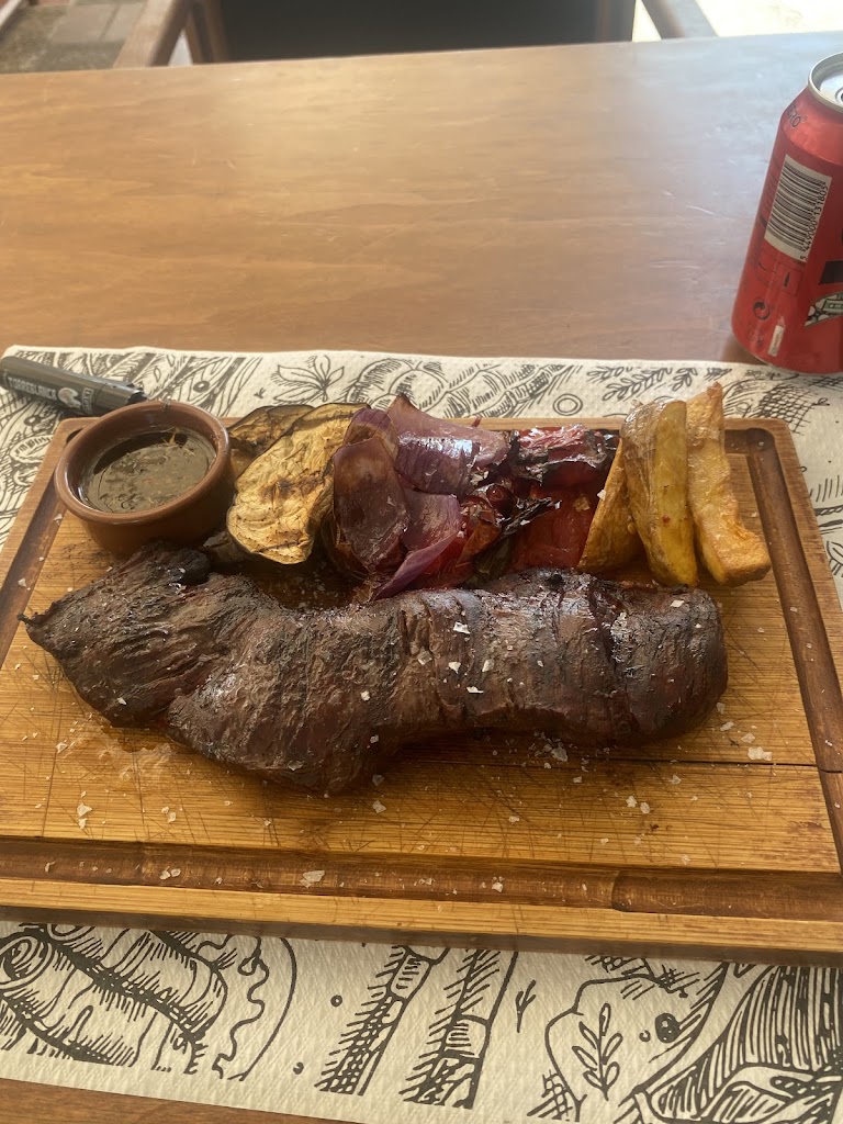 ATR Restobar — Comida y bebida