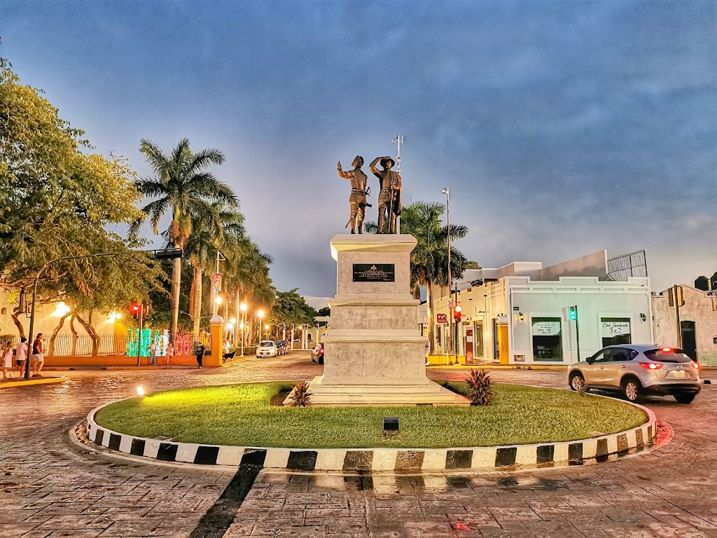 Glorieta Monumento a los Conquistadores "Montejo".