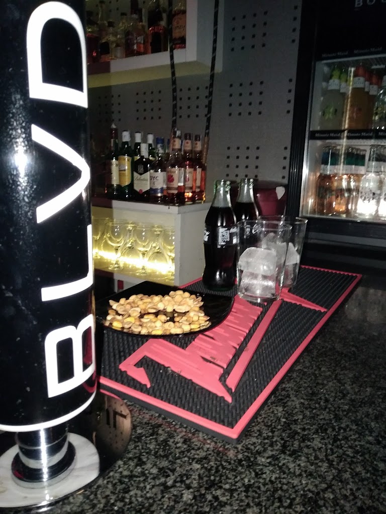 Bar Boulevard — Comida y bebida