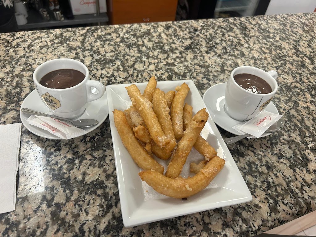 Cafeteria Burballes Bar — Comida y bebida