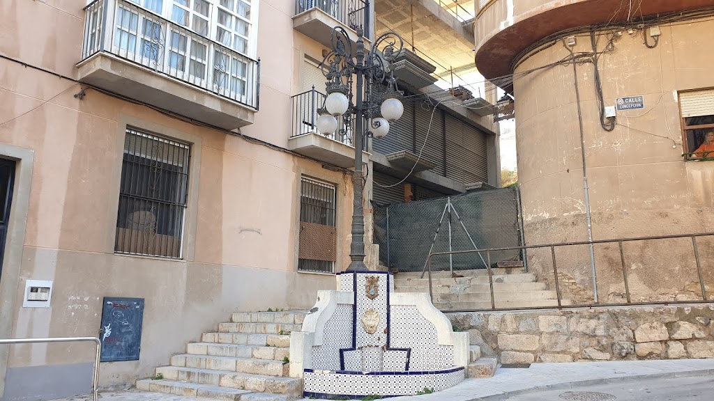 Fuente y farola centenaria