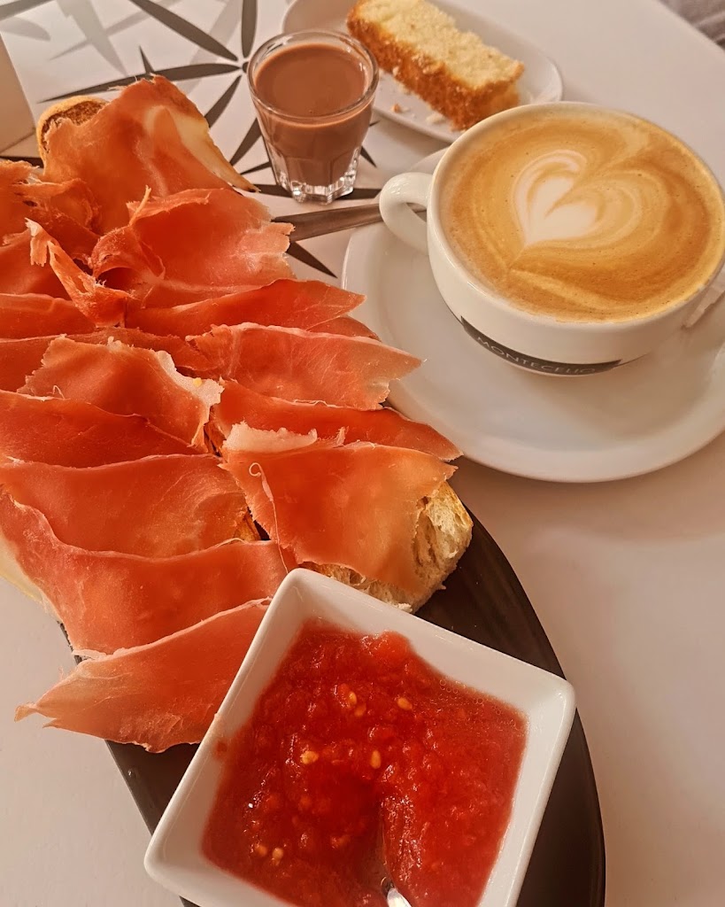 Niord Cafe - Bar — Comida y bebida