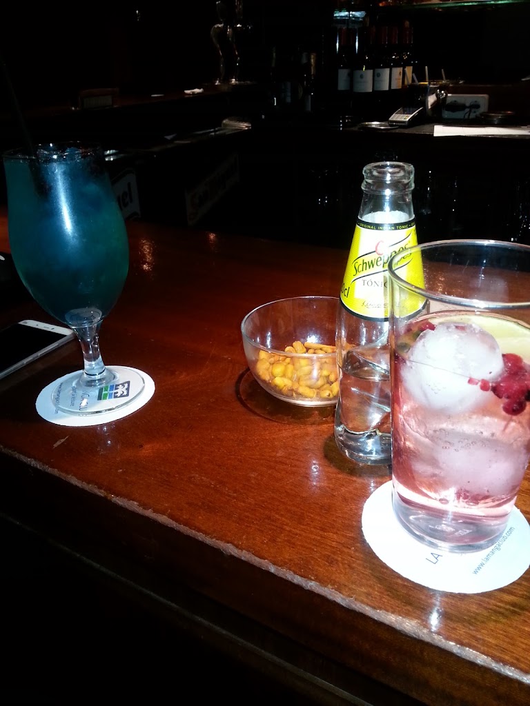 Mulligan's Irish Pub — Comida y bebida
