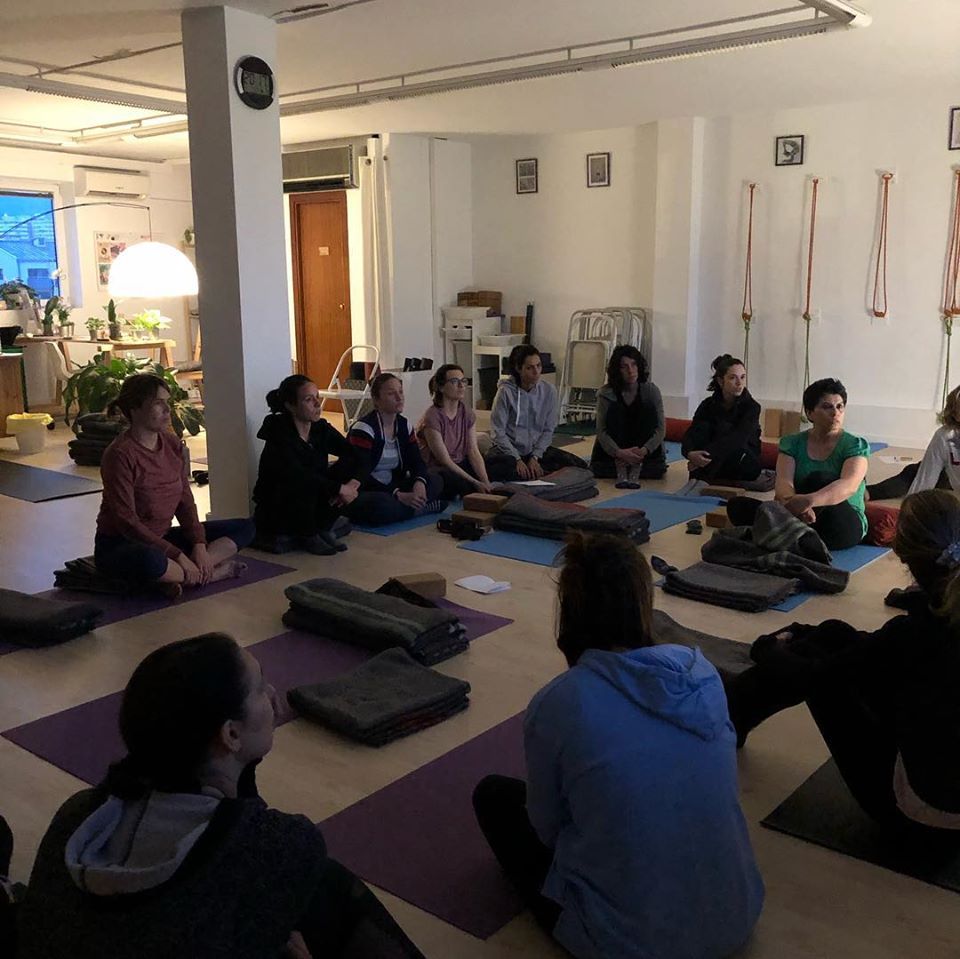 Estudio de Yoga Dharana - L'Hospitalet de Llobregat - Profesora certificada Yoga Iyengar(r) - — Del propietario