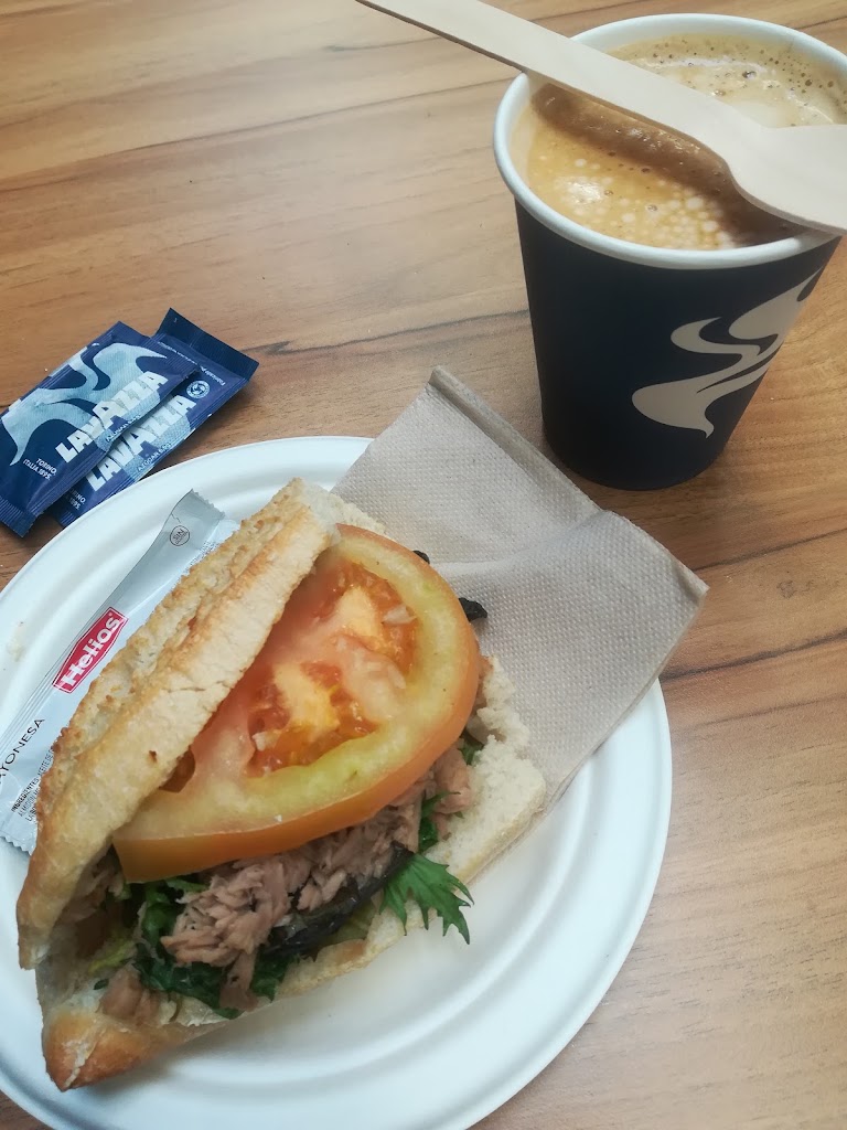 Cafe Bar Carrefour — Comida y bebida
