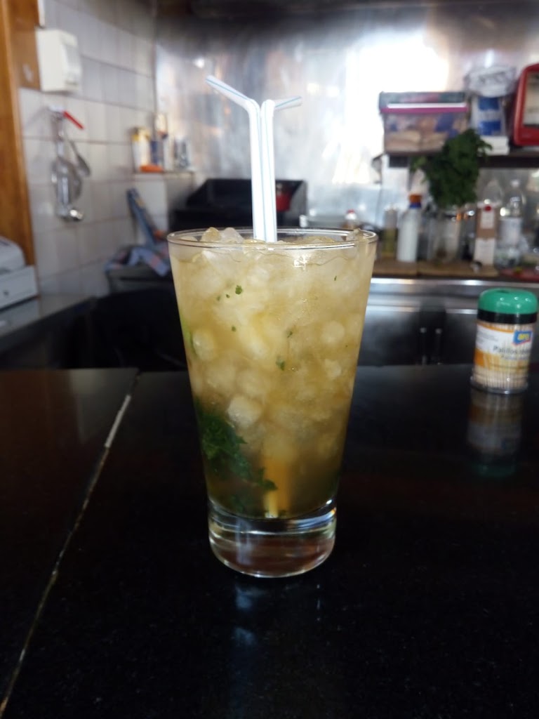 Petit Cafe "Vermouth" — Comida y bebida