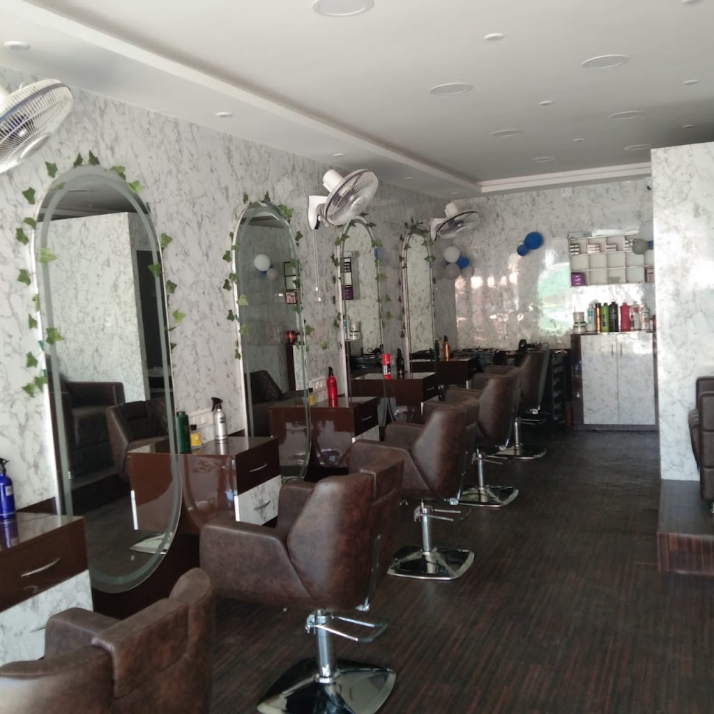 Renzo 4 Family Salon