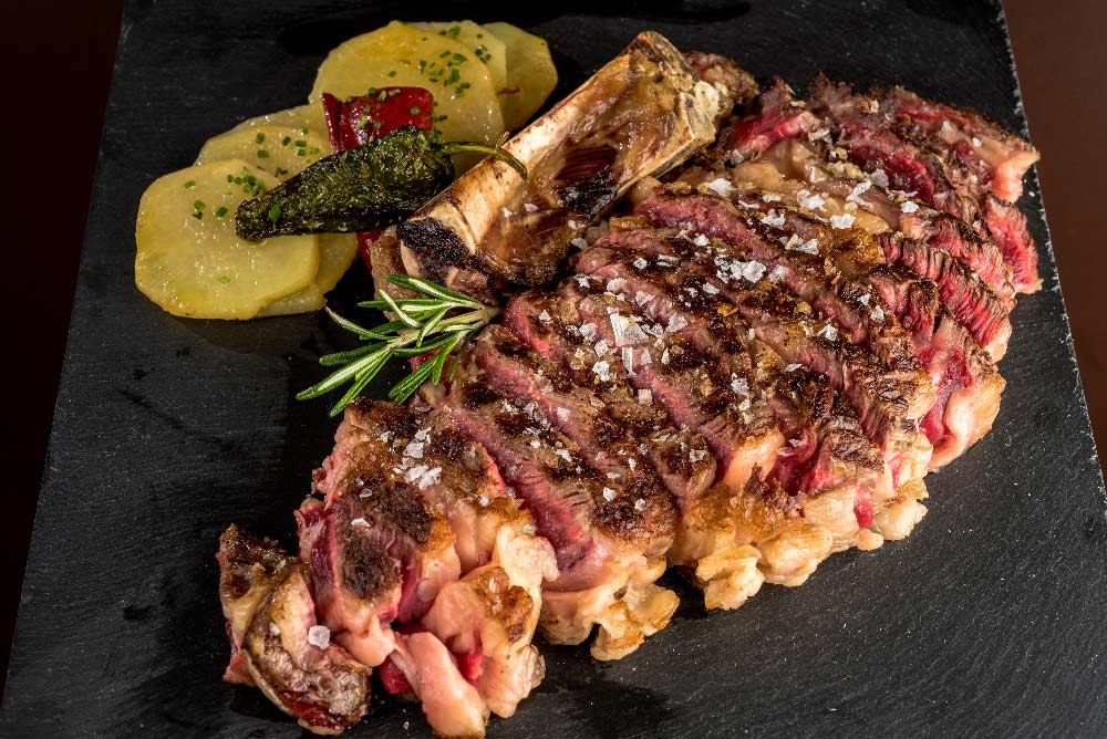 RESTAURANTE ASADOR EN ALMENDRALEJO LA RETAMA — Comida y bebida