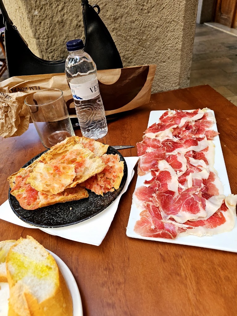 MERCATTO celler — Comida y bebida