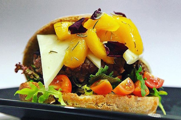 Tasta'mm Gourmet Burger & Gin — Comida y bebida