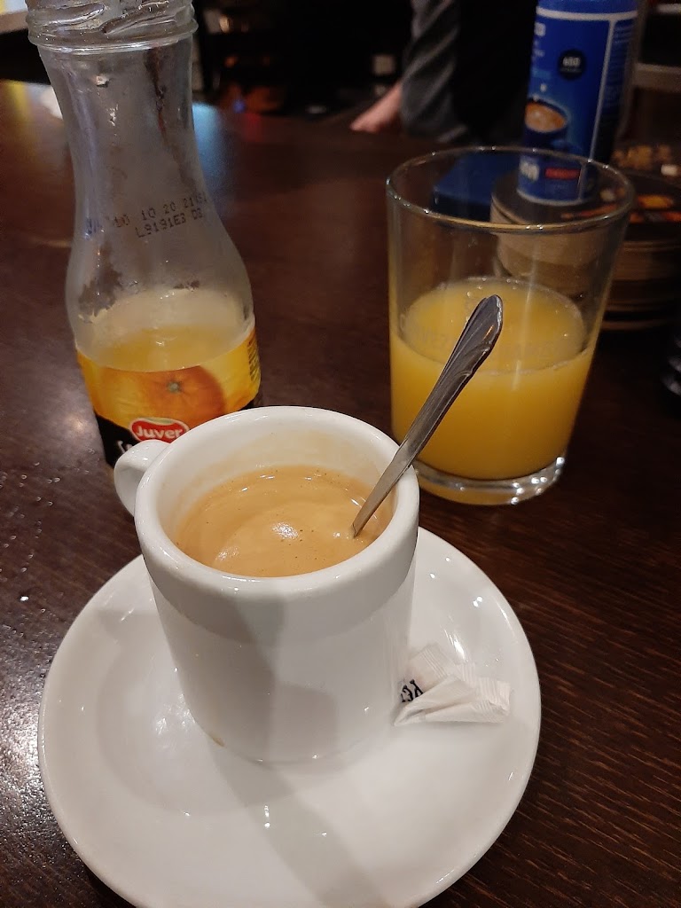 Bar Cafeteria Los Alpes — Cafe