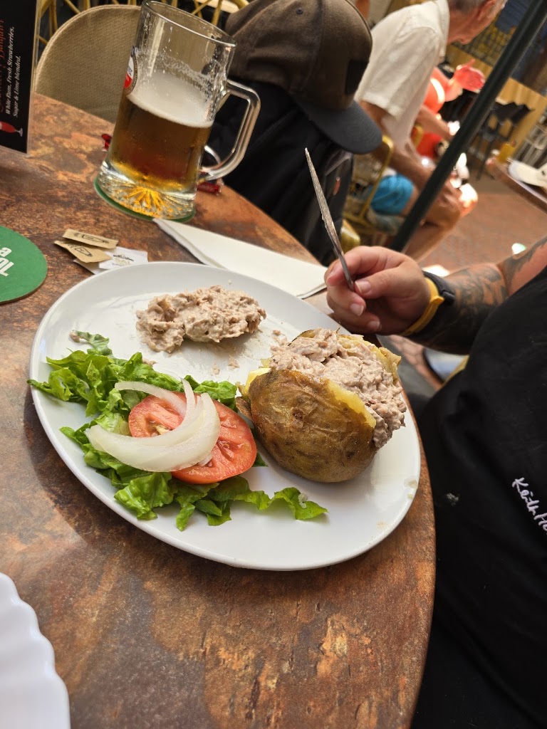 Bar Mccools — Comida y bebida