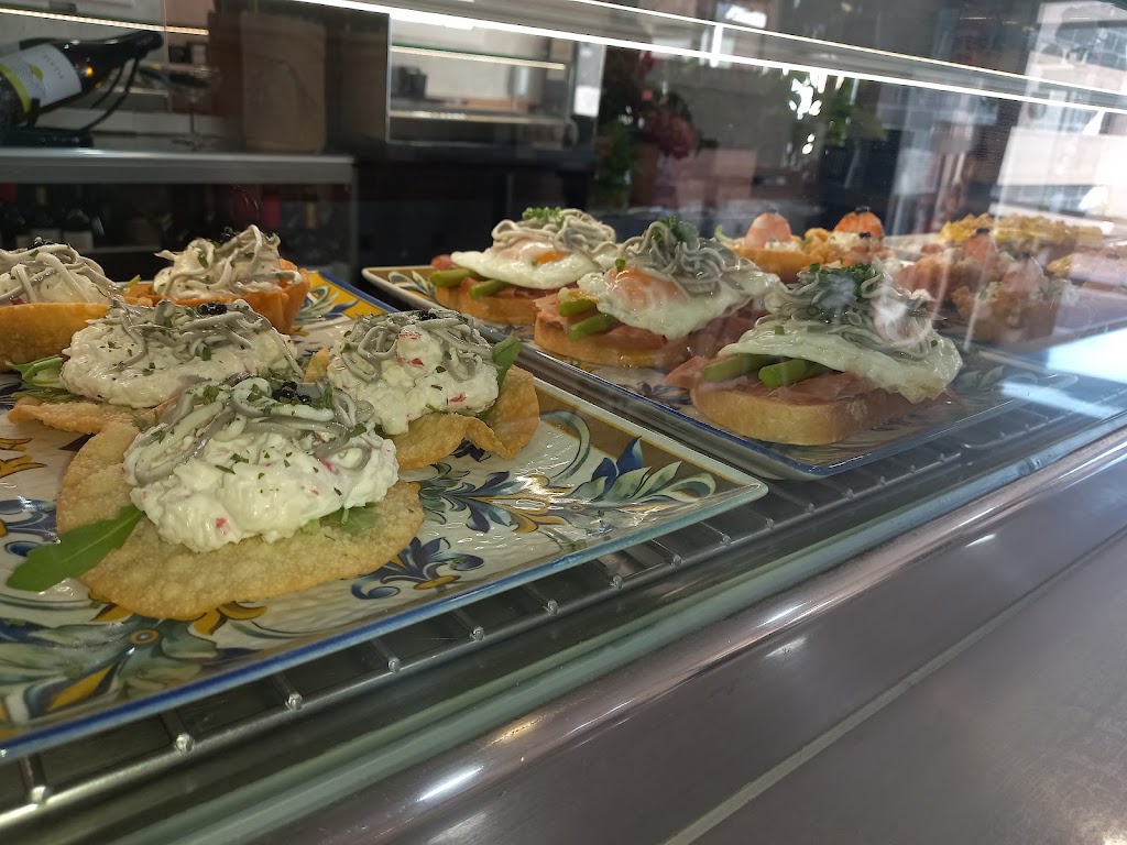 Cafe Bar Milan — Comida y bebida