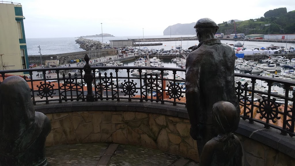Akatz — Arrantzaleen Monumentua/Monumento a los pescadores
