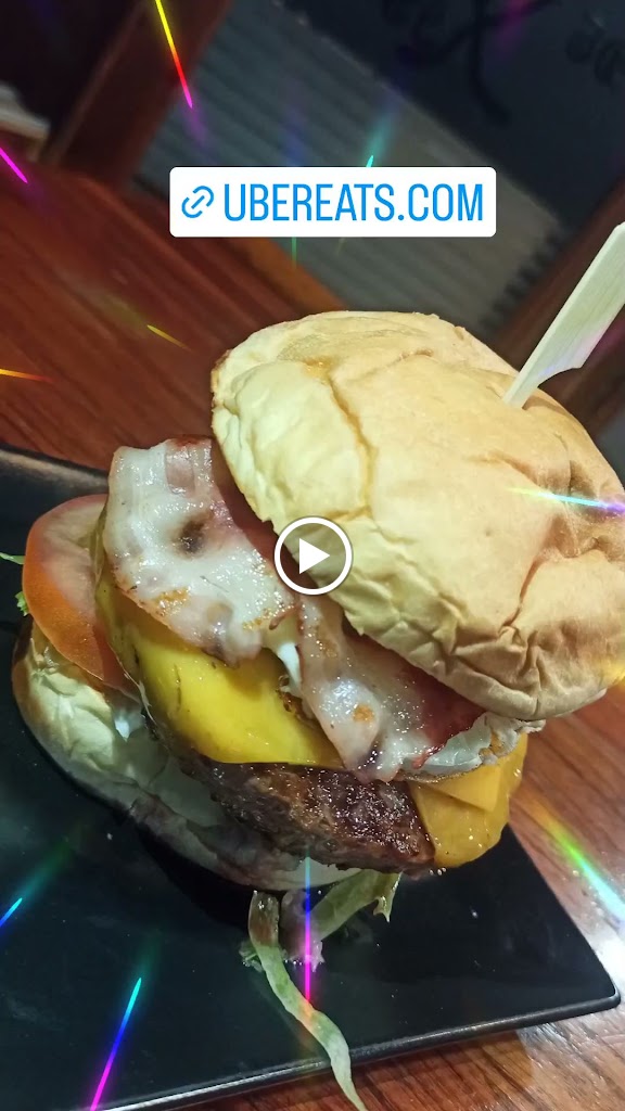 La Bomba Hamburgueseria — Comida y bebida