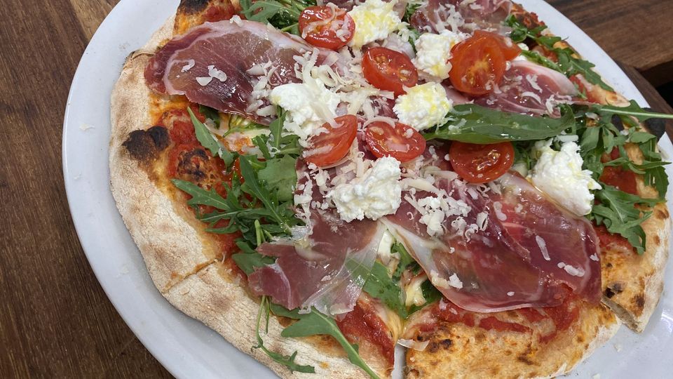 Daniele Restaurante-Pizzeria en El Ejido — Comida y bebida