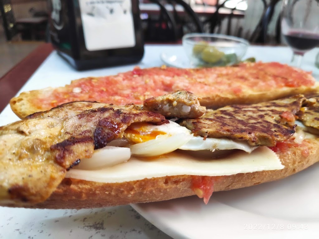 Cafe Bar Pierrot SL — Comida y bebida