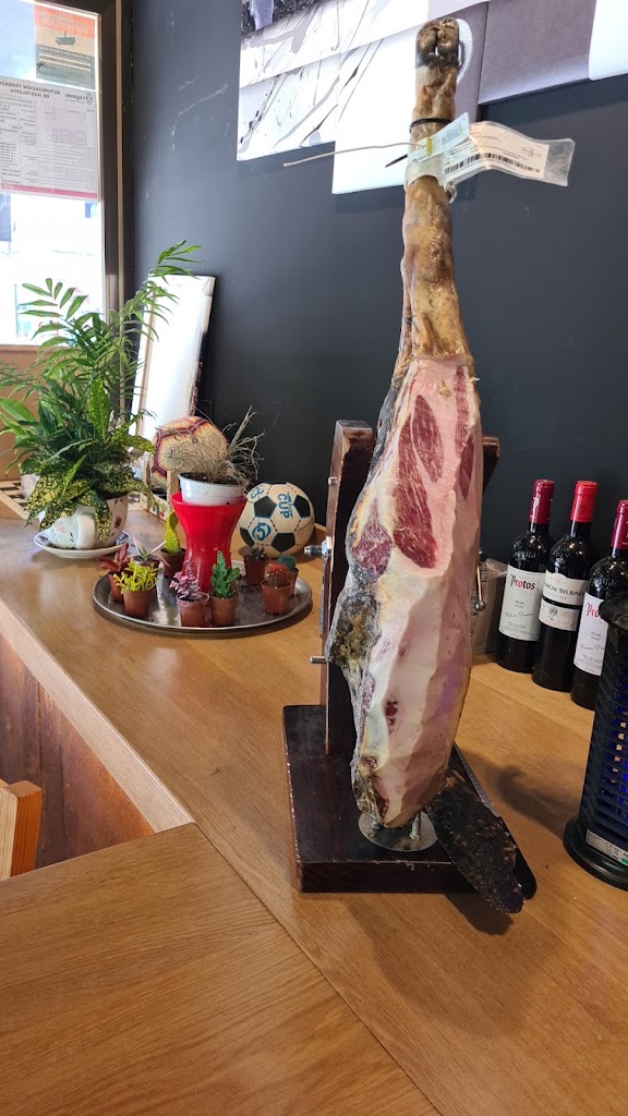 Bar El Rey del Torrezno — Comida y bebida