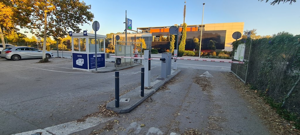 Cami Pau Redo, 4 Parking