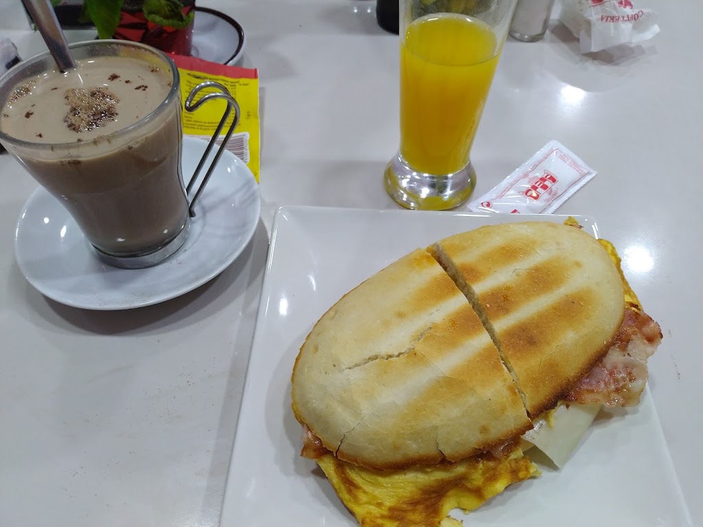 Cafeteria Alejo — Comida y bebida